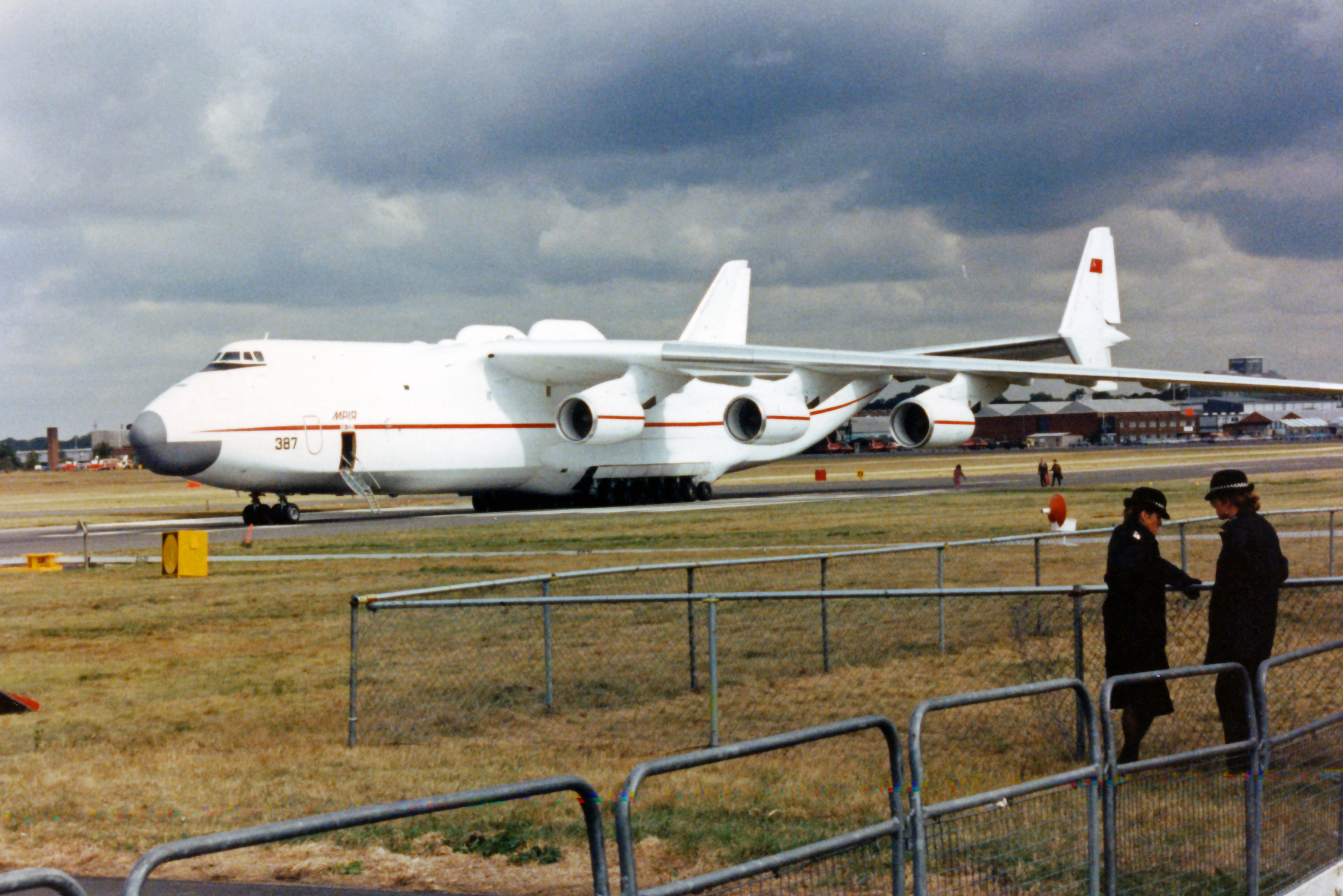 139754_73280556_AN-225%20FARNBOROUGH%201990.jpg