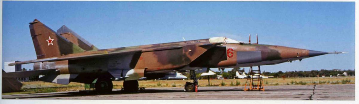 139754_82786252_MIG-25RB%2076%20RED%20VVS.jpg