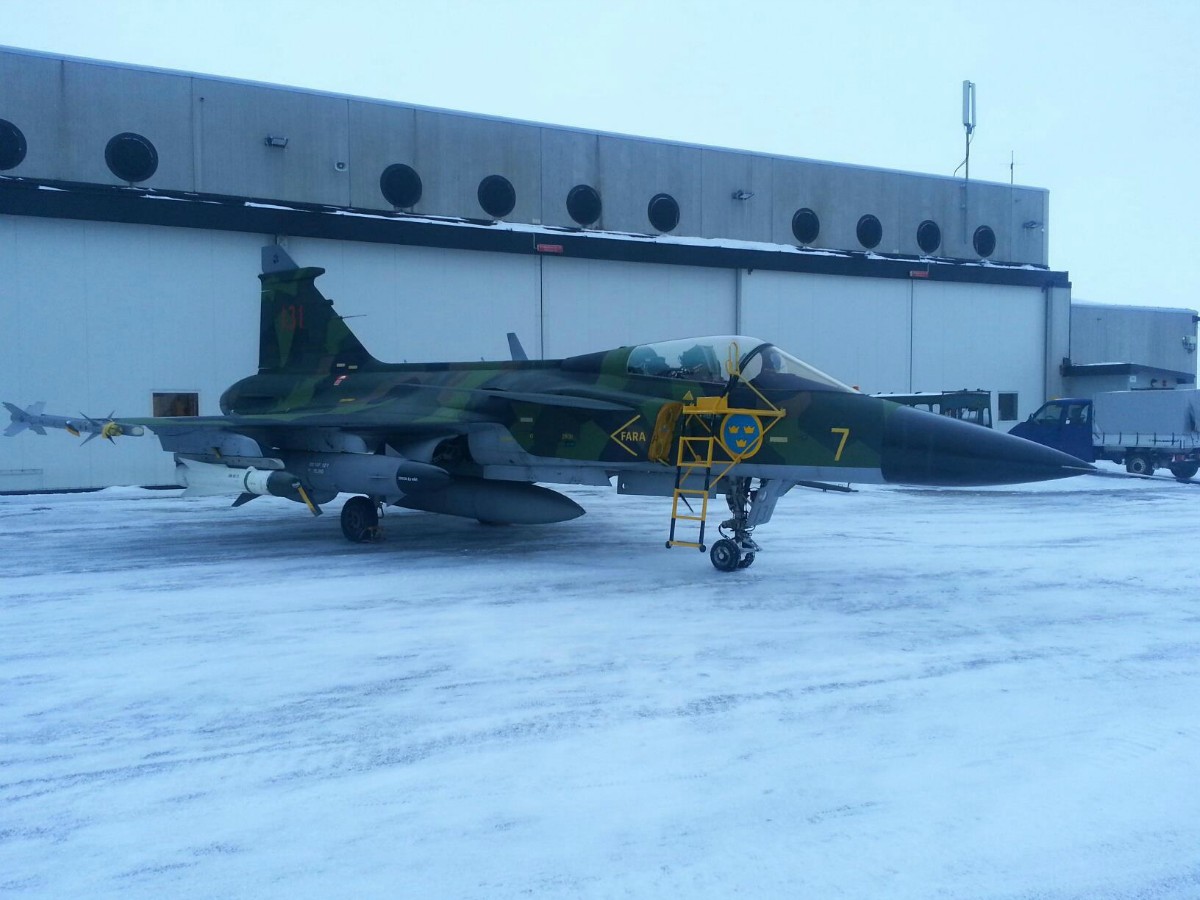 143473_112931221_01-01-01retro%20gripen.jpg