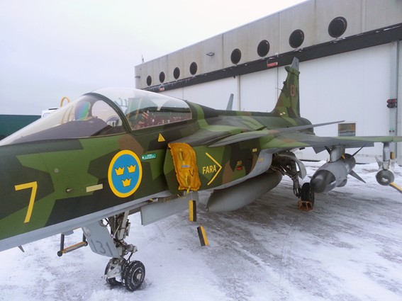 143473_112931221_01-01-01retro%20gripen3.jpg