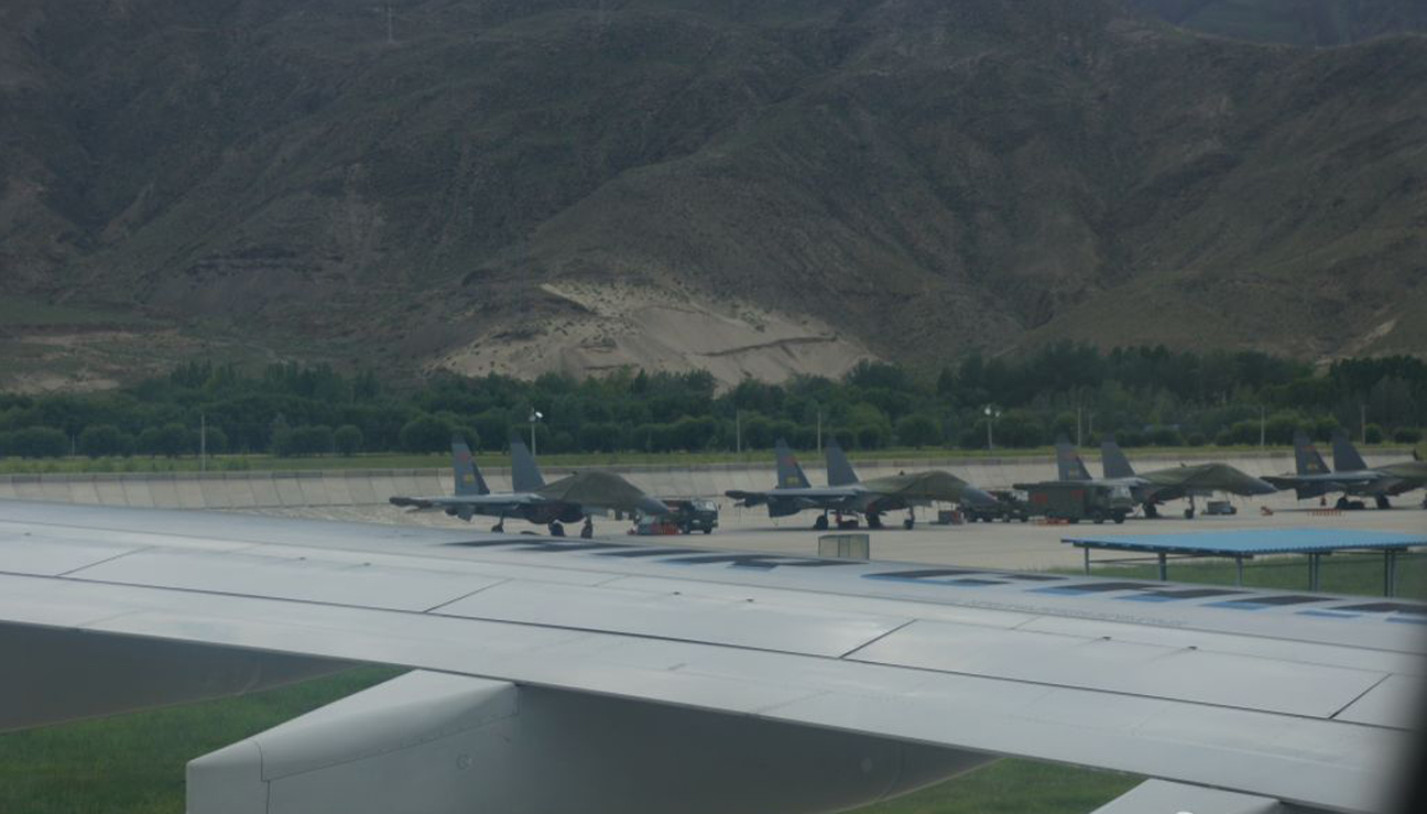 143552_58945955_Shigatse%20air%20base%20in%20Tibet%20with%20Su-27SKs%20on%20May%2022%202012.jpg