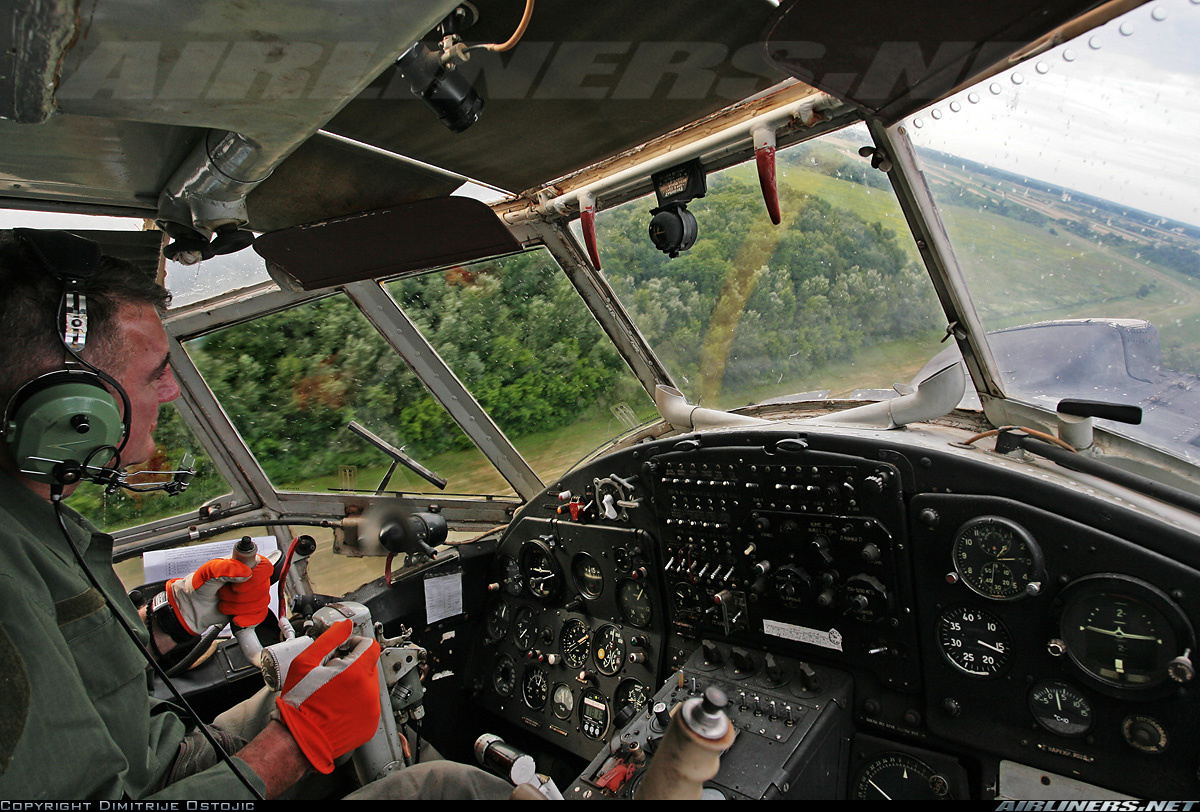 Airbus a380 кабина. ан 2 внутри кабина. ан 2 кабина салон. по одному мы входили в пилотскую кабину. C-17 кабина.