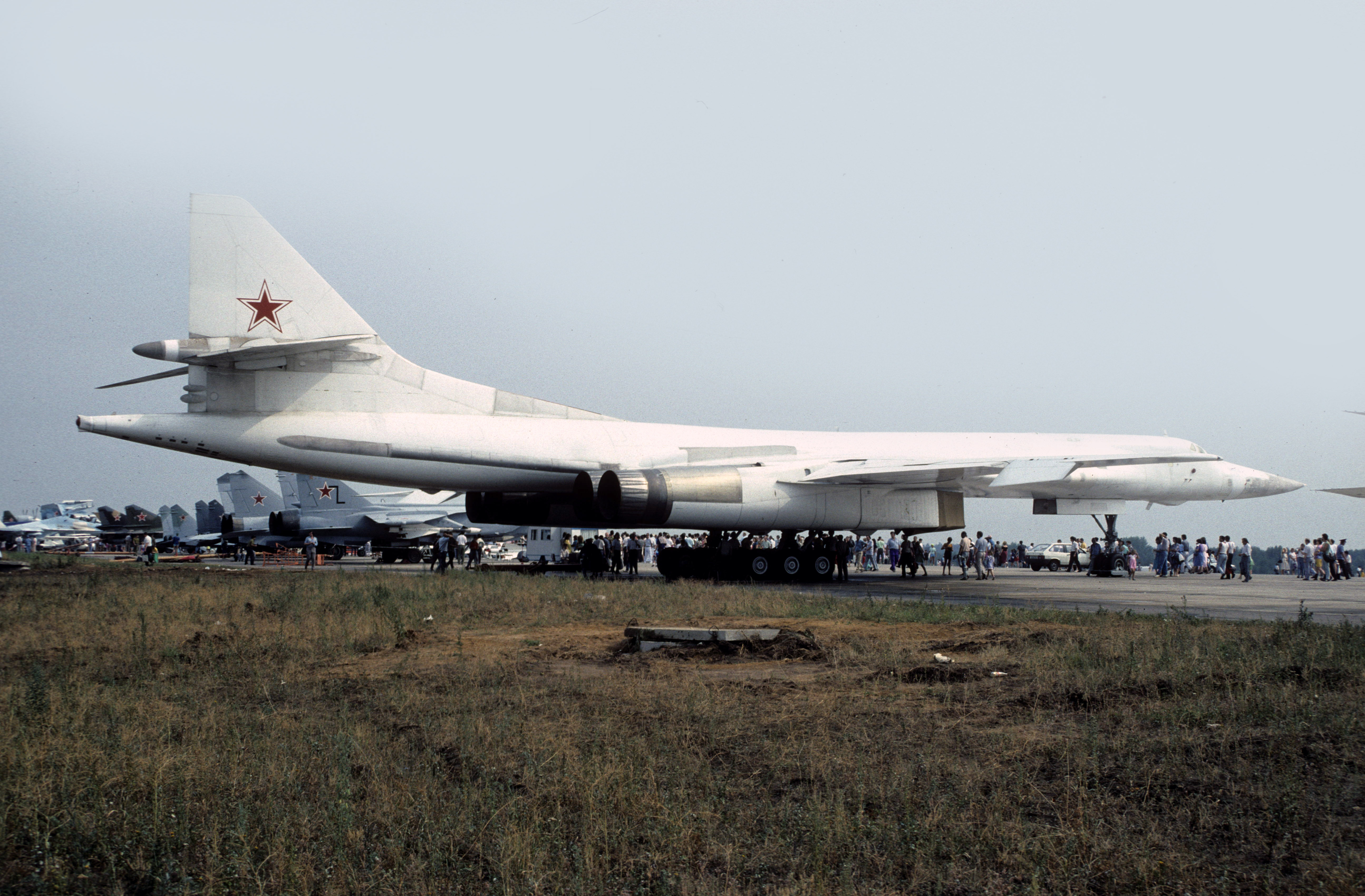 Ту 160м сколько. Ту-160 сверхзвуковой самолёт. Ту-160 белый лебедь. Стратегический бомбардировщик ту-160. Ту-160м2.