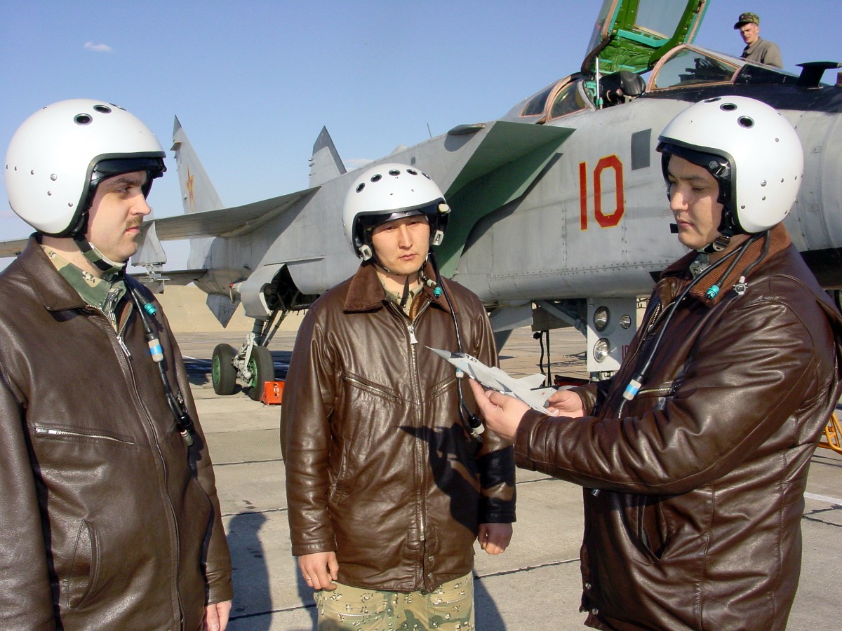 Летчик таджик. Военные лётчики Таджикистана. Летчики в шевретках. Военные летчики в кожанках. Вузы летчиков Казахстан.