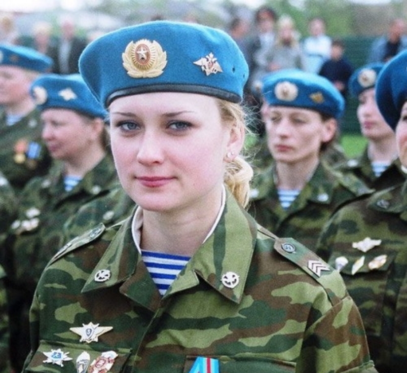 Сколько женщин служит. Женщины в Российской армии. Женщины в военной форме. Девушки военнослужащие. Девушка в форме десантника.