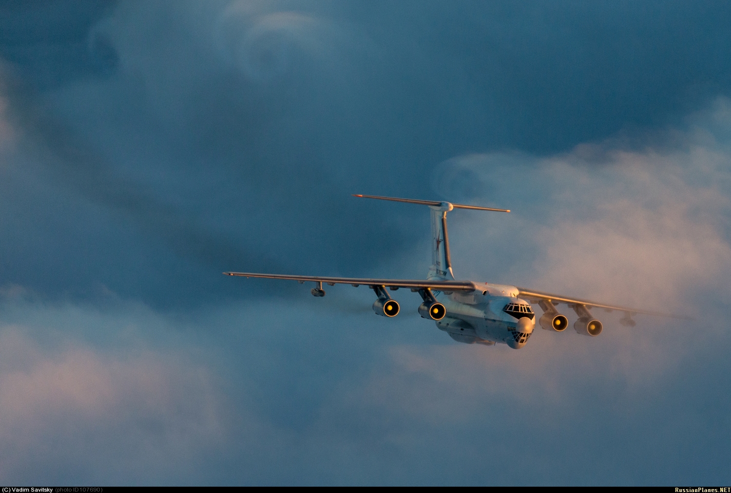 Ил-76мд-90а. Ил 76 десантный внутри. Ил 76 десант. Ил 76 мд вдв. Ил 76 с десантниками.