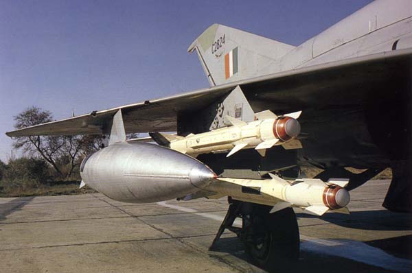 Сравнение р60 и р60 про. Р-60 ракета воздух-воздух. Миг-21 р-60. Авиационная ракета р60. Управляемая ракета малой дальности р-60..