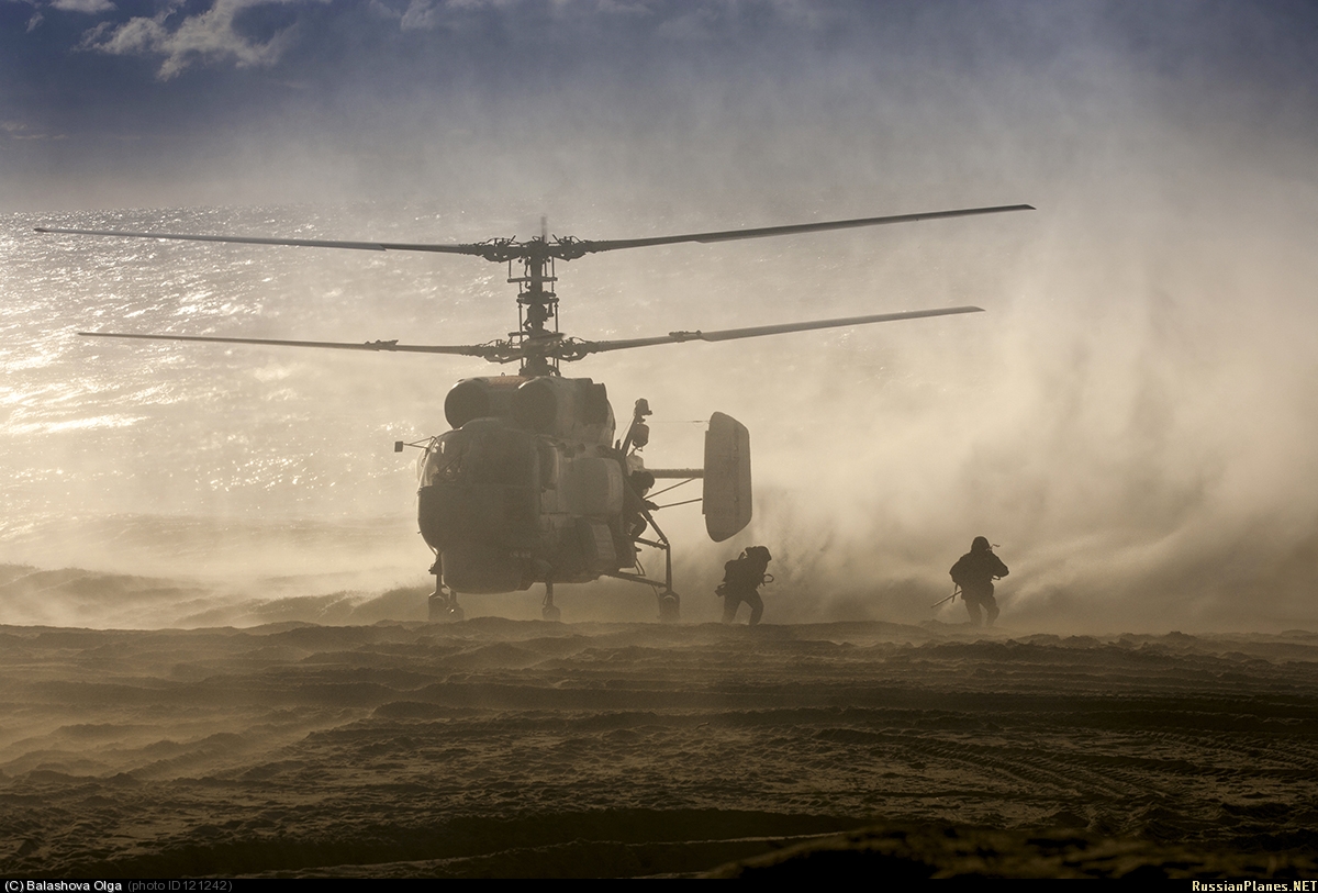 Вертолет самолет человек. Вертолет фон. Вертолет в тумане. Военный вертолет в небе. Военный вертолет в поле.
