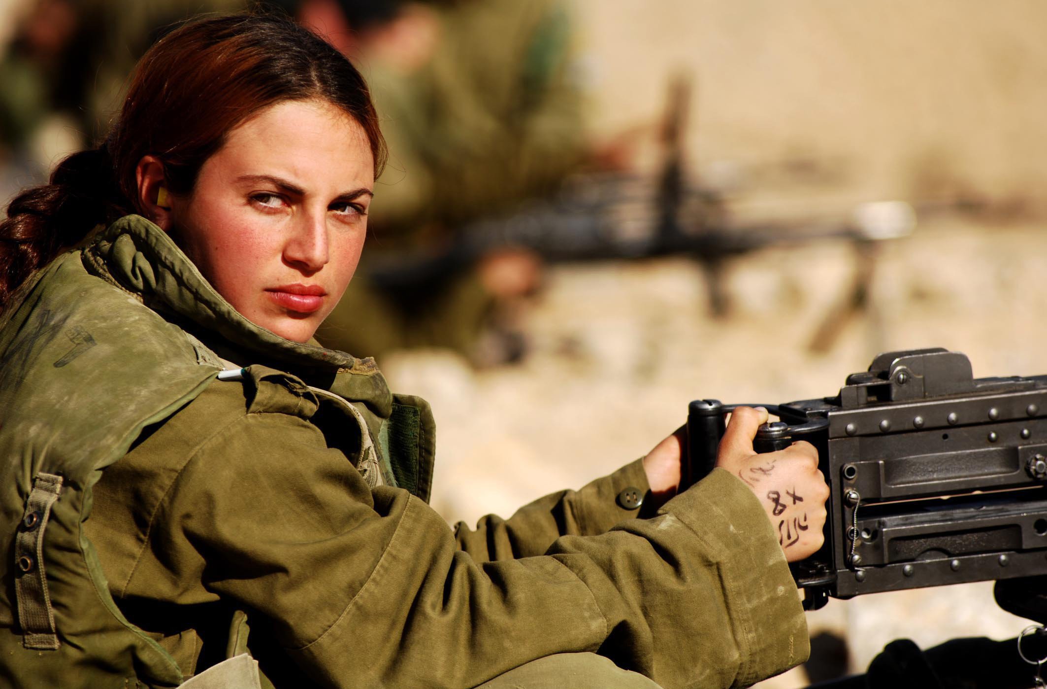 Фото девушки армии. Даниэлла Кертес ЦАХАЛ. Галь Гадот в израильской армии. Галь Гадот в армии.