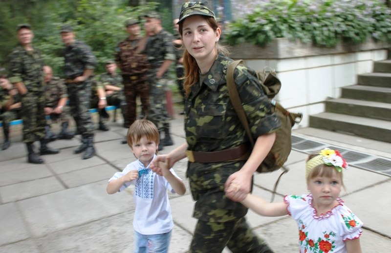 Мамин формы. Военные мамочки. Военный с мамой. Мама и дети в военной форме.