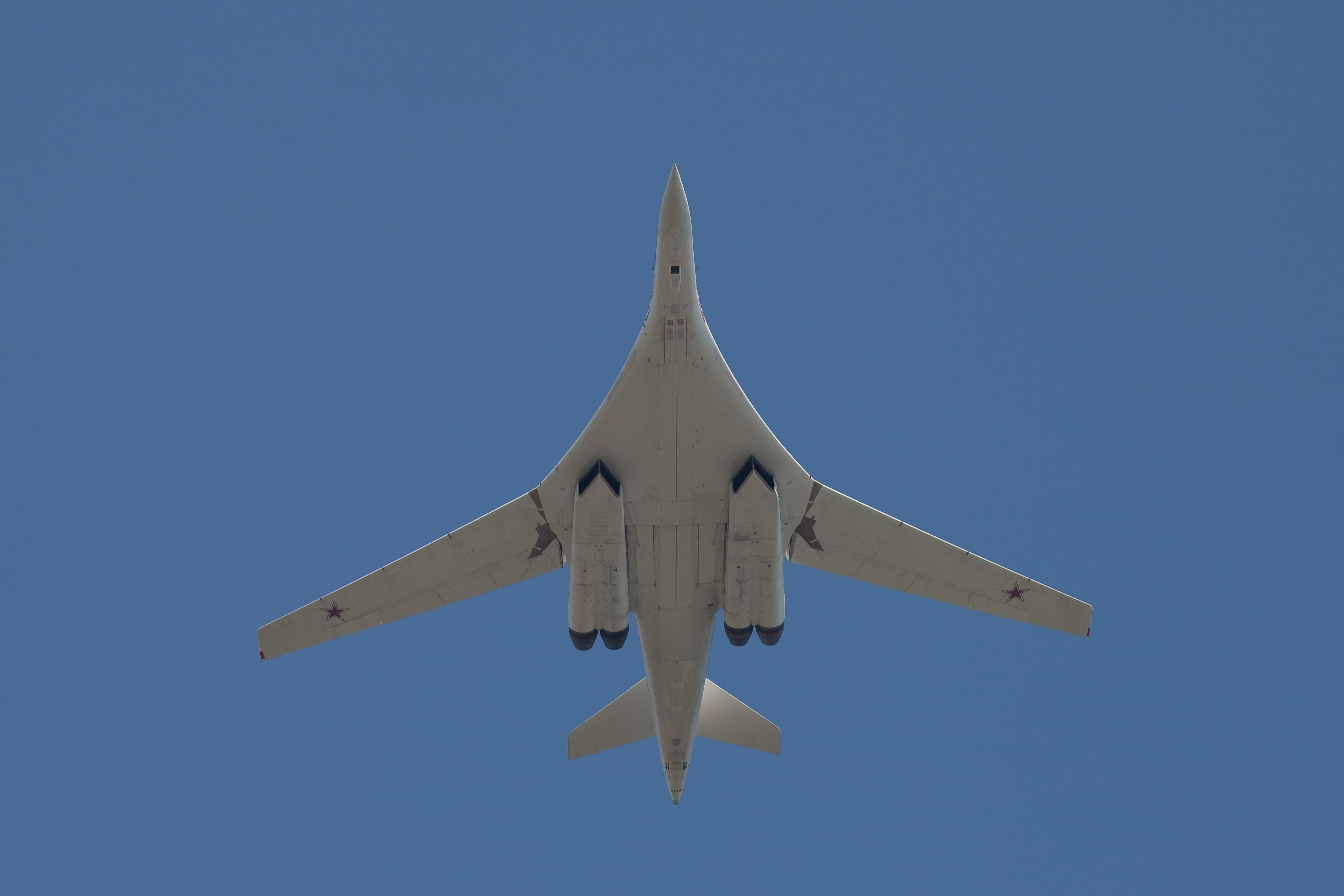 Ту 160 сверхзвуковой самолет вооружение. Ту-160 белый лебедь. Стратегический бомбардировщик ту-160 белый лебедь. Туполев ту 160. Ту-160 сверхзвуковой самолёт.