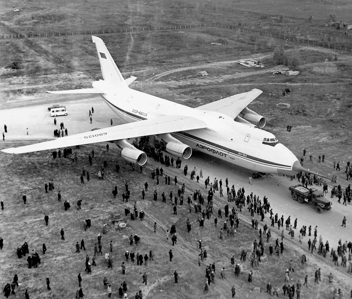 Первый грузовой самолет. АН-124 1982.