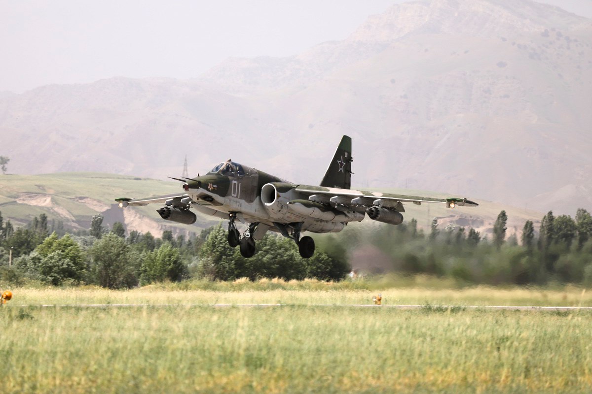 су-22 ввс сирии. су-22м4 ввс ирака. авиация боевиков. сталлоне неудержимые 3. авиация боевиков.