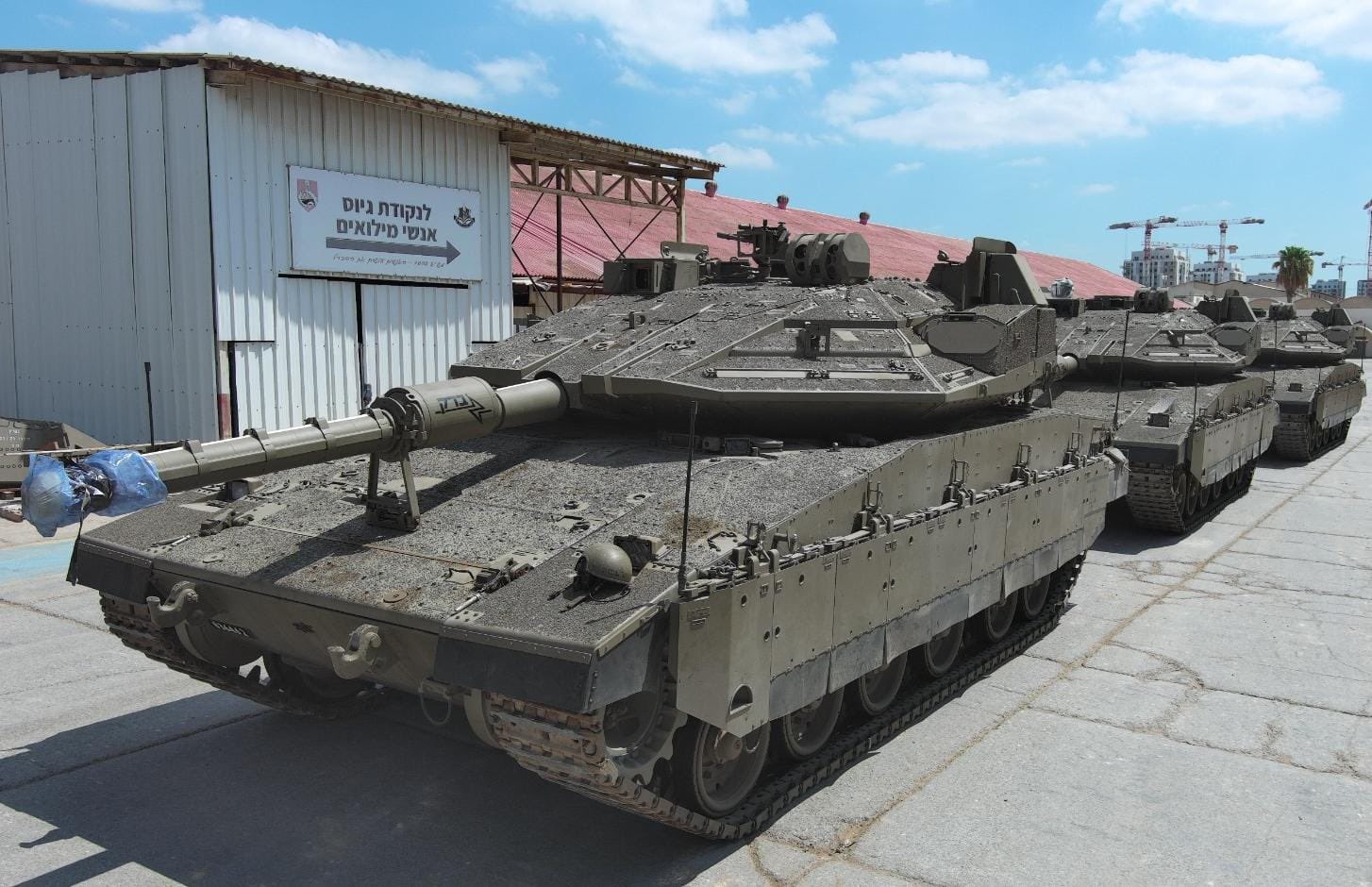 以色列國防部:首批新型Merkava IV型Barak戰車交