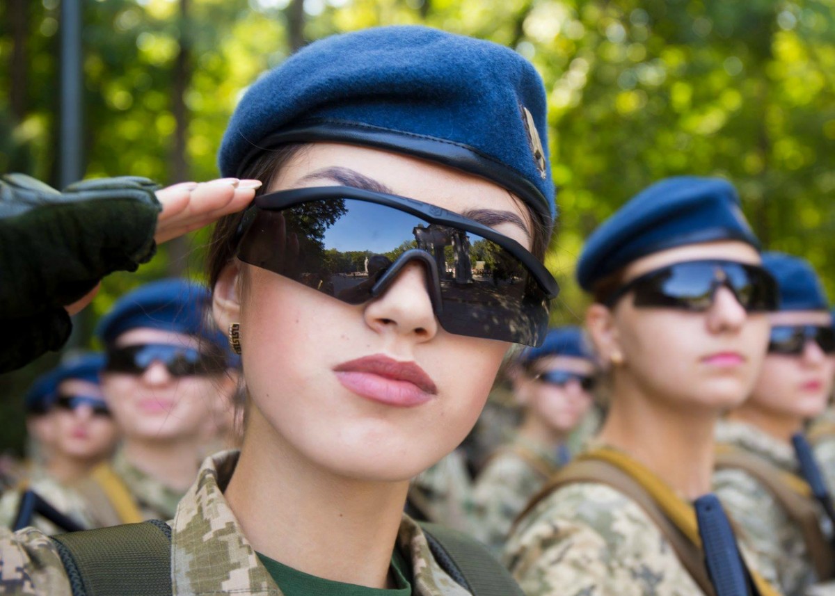 Украина девушки военные. Женщины в армии Украины. Женщины военнослужащие. Украинки военные. Украинские девушки военные.