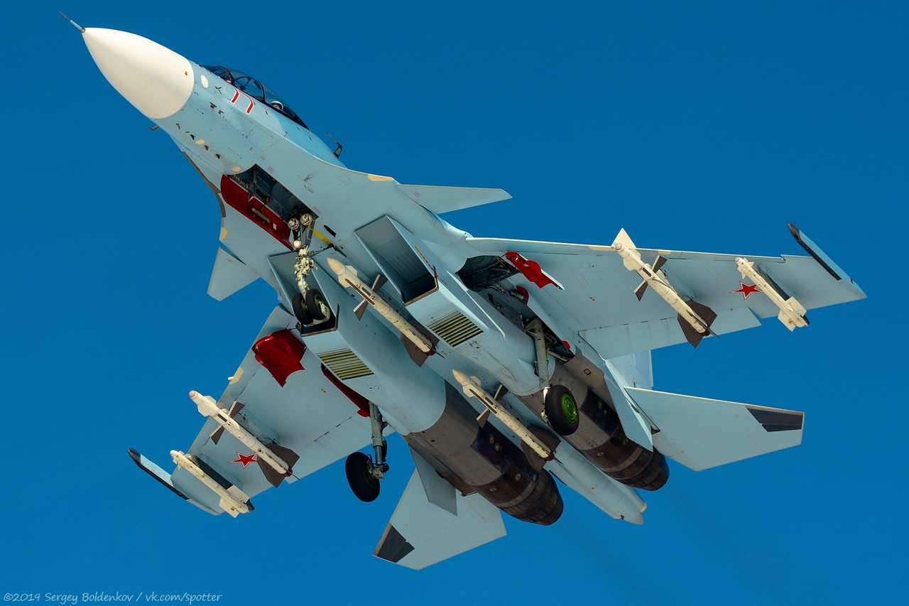 Ракеты самолетов россии. Су-27 вооружение. Су 27 вид снизу. Су-30см снизу. Су 27 и Су 30.