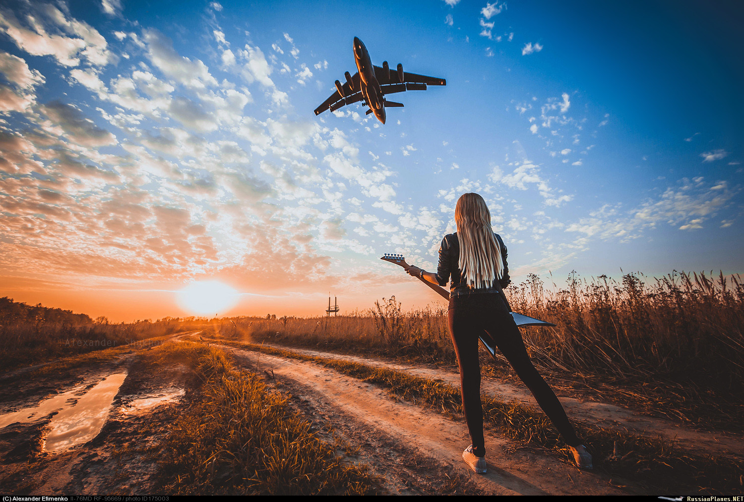 В небо для тебя взлетают самолеты. Девушка в самолете. Фотосессия с самолетом. Самолет в небе. Небо самолет девушка.