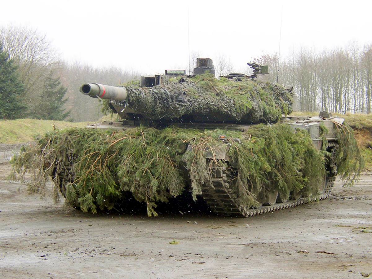 Оборудование на танк леший. Леопард 2а4. Танк леопард 2. Замаскированный танк т80. Танк т-72 маскировка.