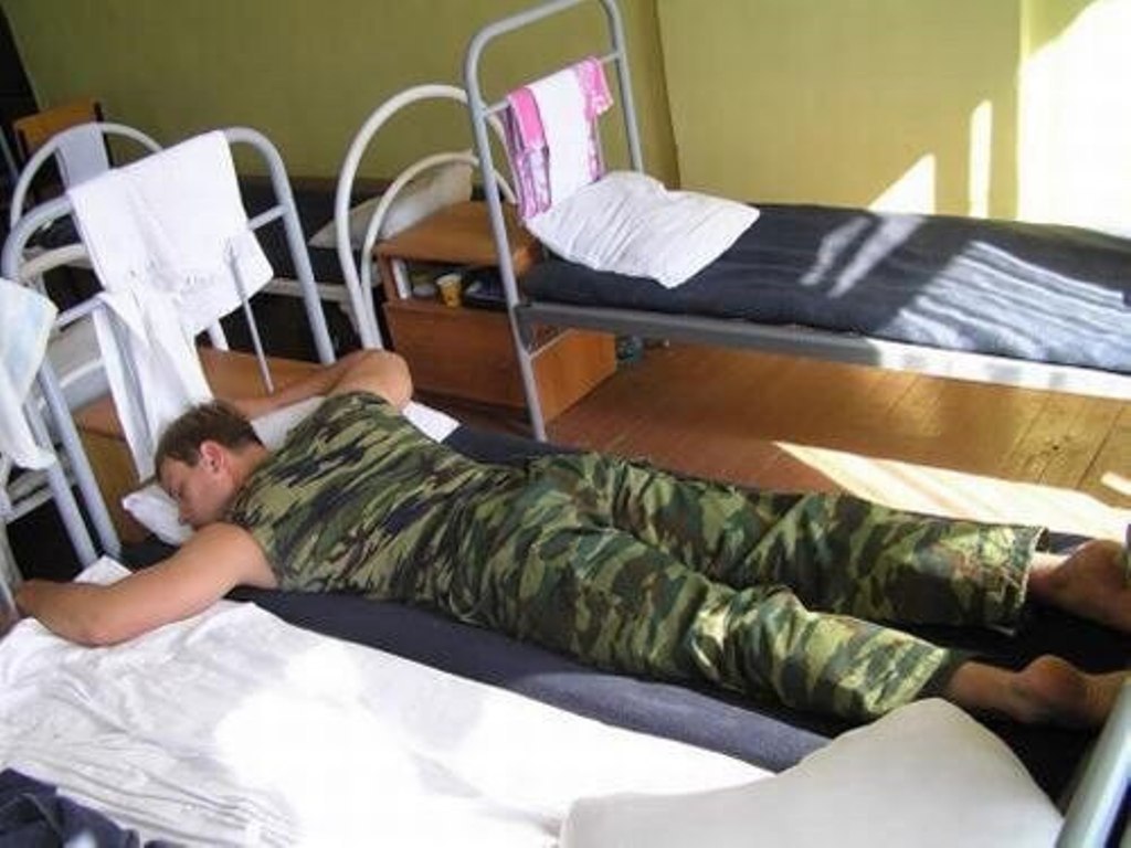 Армейский подъем. Солдаты в казарме. Спящие солдаты в казарме.