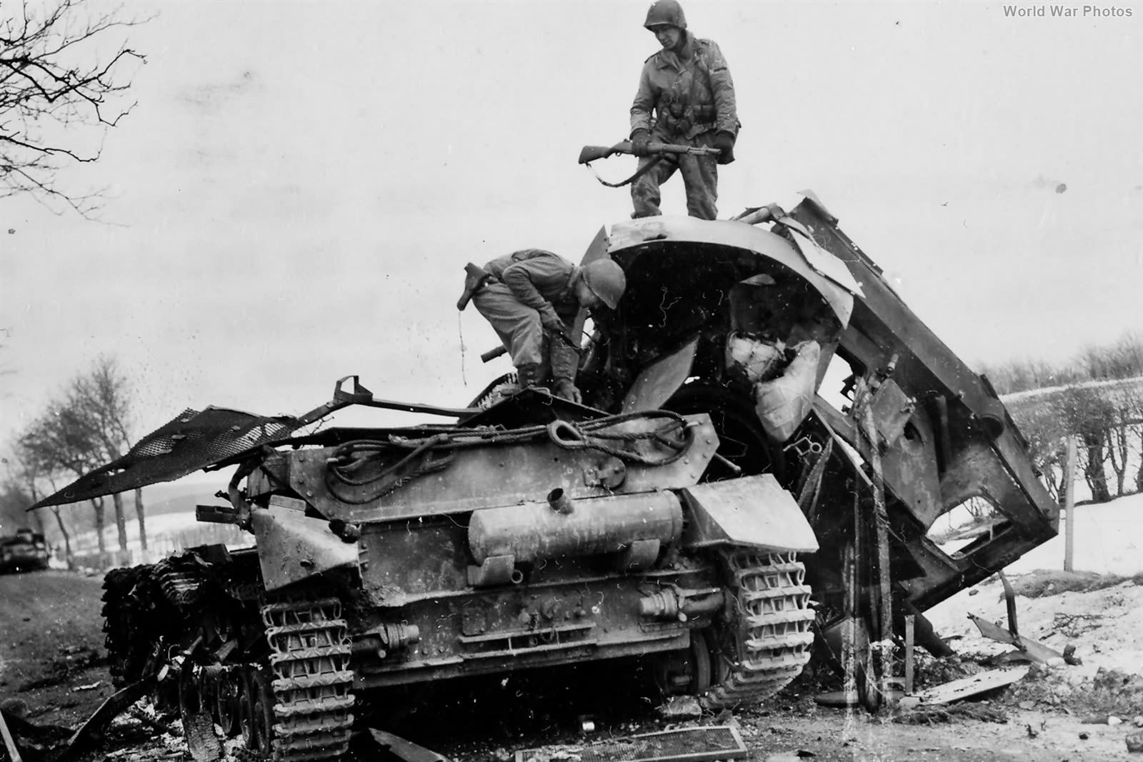 Потери танков во второй. Подбитый PZ-4 Ausf j. Танк Panzer 3 подбитый. Пз4 танк подбитый. Подбитый панцер 4.