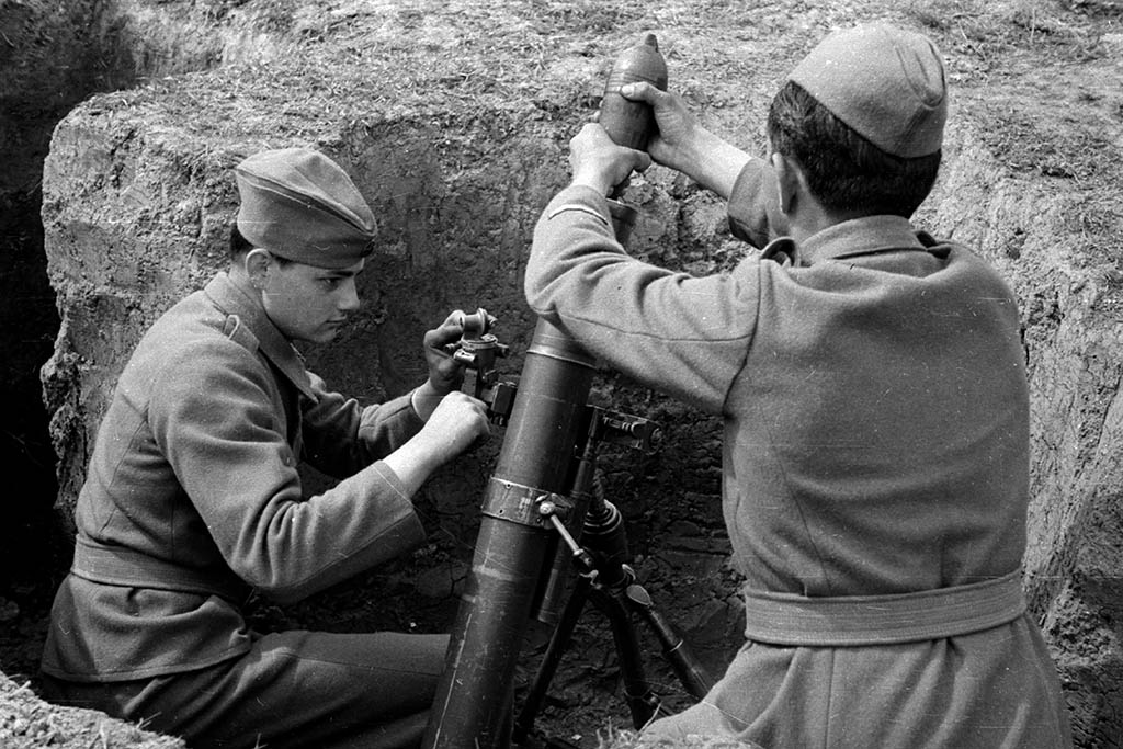 отряд минометчиков. миномёты 120 батарея рф. 82 мм миномет 1941. минометчик. минометчики вов.