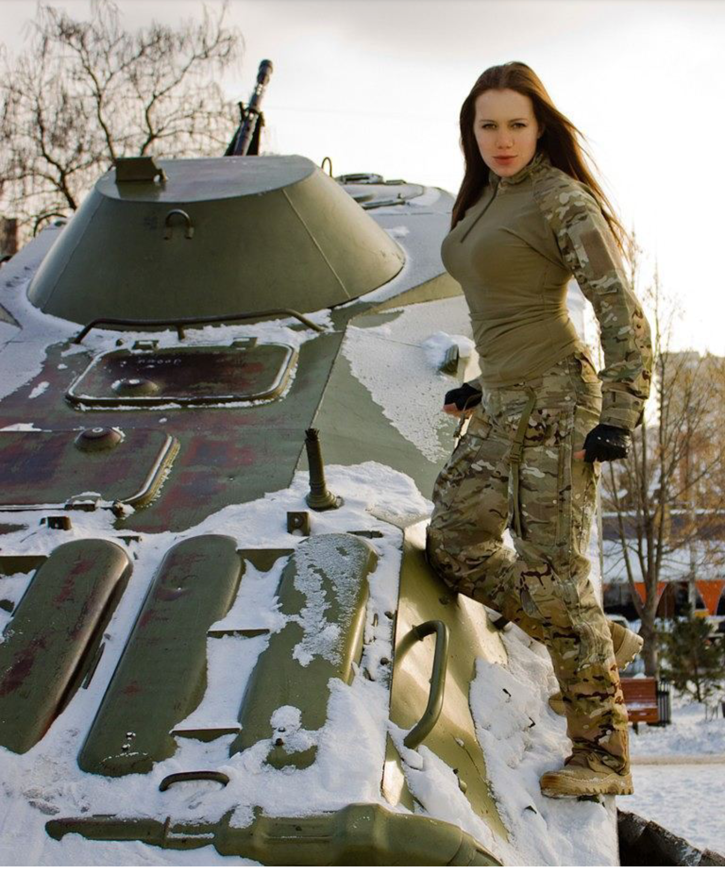 Читать не пугайте машу танком. Девушка танкист. Девушка возле танка. Женщина на танке. Девушки и Военная техника.