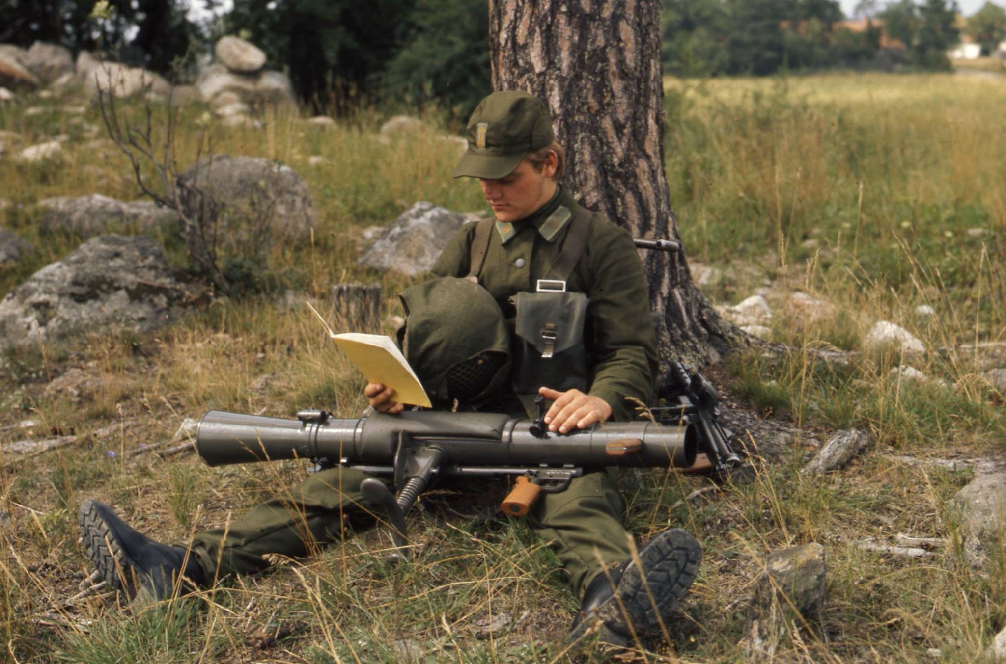 Шведский армейский. Шведская армия 70х. Шведская армия в холодной войне. РПГ Швеции. Шведская армия 1950.