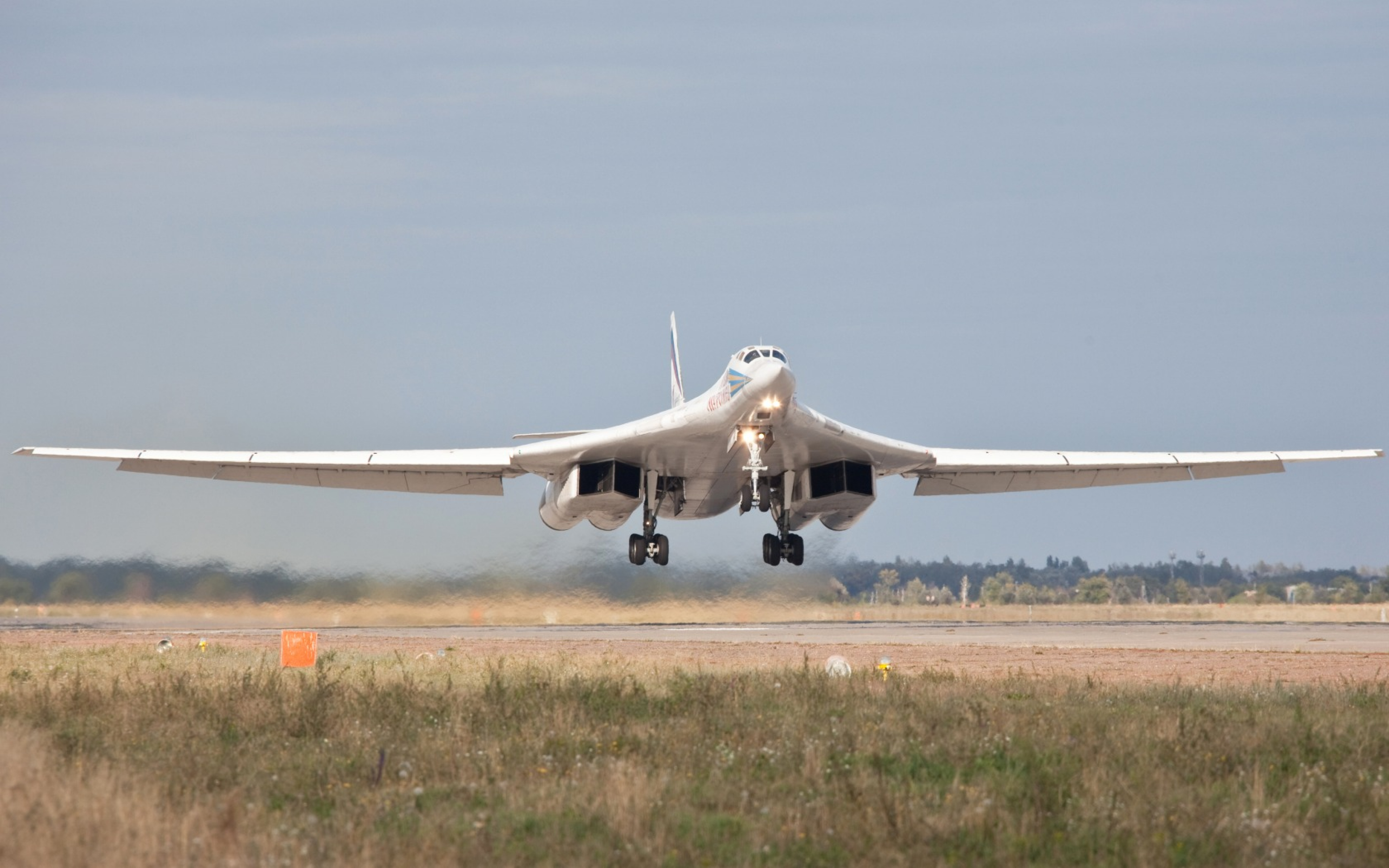 Белый лебедь высота. Ту-160 белый лебедь. Белый лебедь самолет ту 160. Стратегический ракетоносец ту-160 белый лебедь. Бомбардировщик ракетоносец ту 160 белый лебедь.